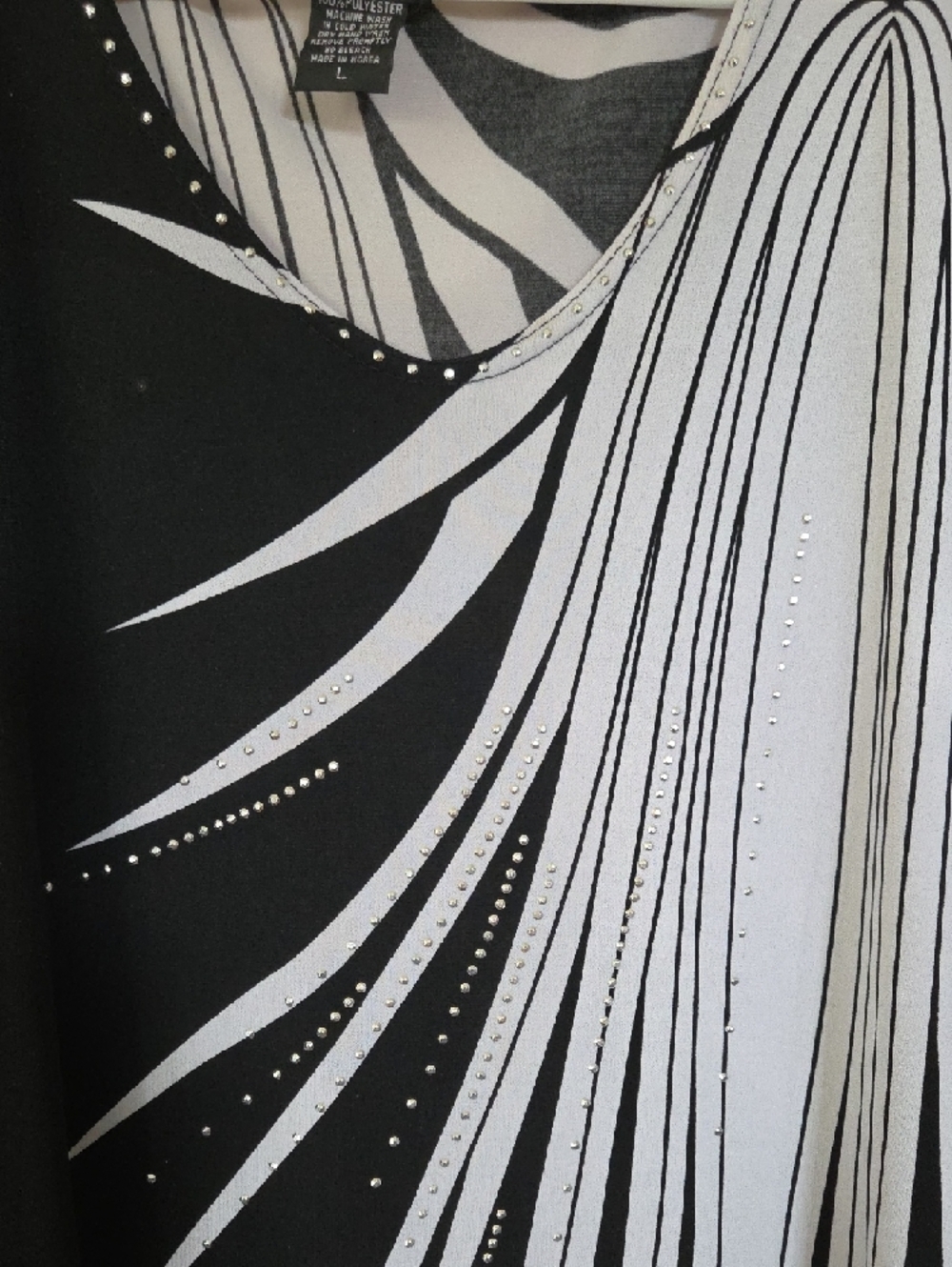 Valentina Black & White Long Sleeve Abstract V-Neck Tunic Top - Picture 2 of 4